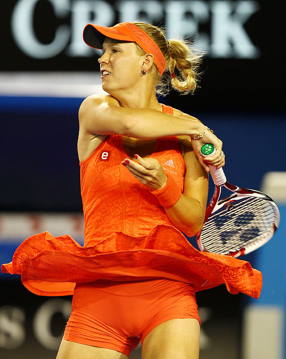 Wozniacki fights off Jankovic to ease into quarters
