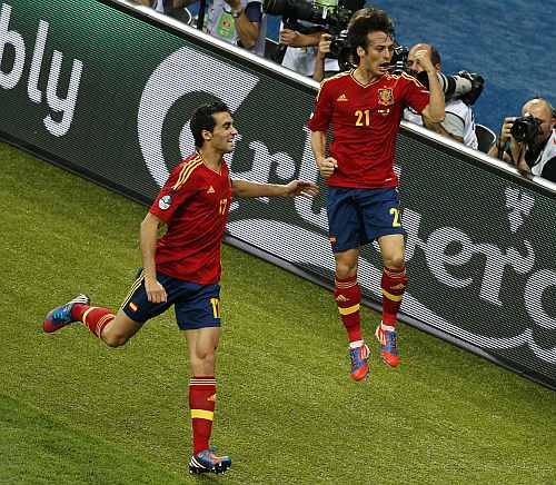 Spain's David Silva (R) with his team mate Alvaro Arbeloa celebrates his goal during their Euro 2012 final soccer match against Italy