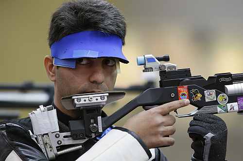 India's Abhinav Bindra shoots during qualifiers for the men's 10-meter air rifle event