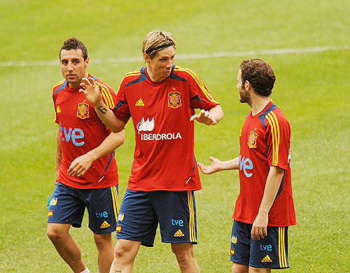 Fernando Torres (centre) chats with Juan Mata (right) while Santiago Cazorla looks on during a training session