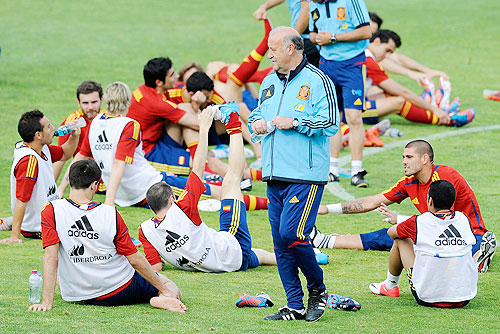 Spanish head coach Vicente del Bosque walks amongst his team