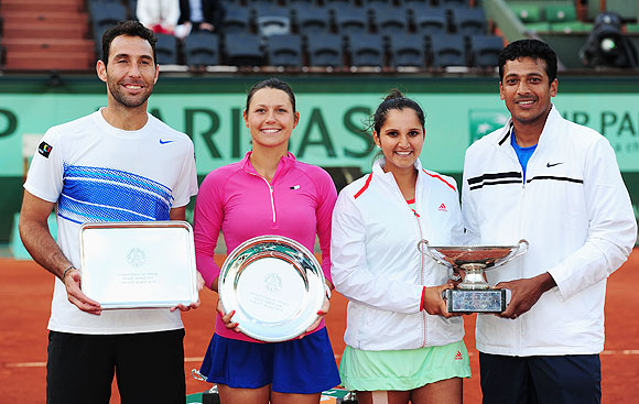 Runners-up Santiago Gonzalez of Mexico and Klaudia Jans-Ignacik of Poland pose with winners Sania Mirza and Mahesh Bhupathi of India after the mixed doubles final