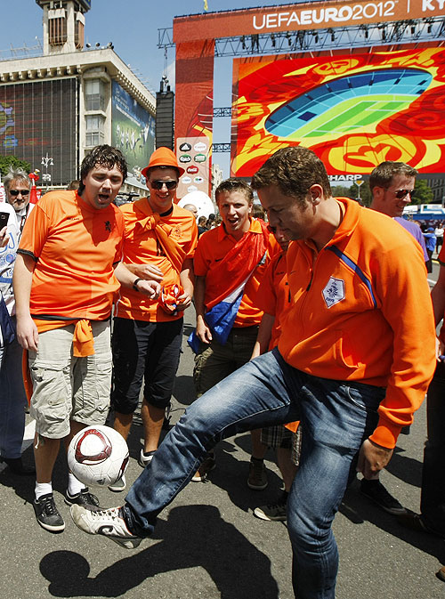 Netherlands' fans play with the ball during the Kyiv Fan Zone opening ceremony