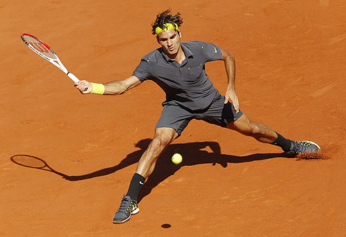 Roger Federer returns the ball against Novak Djokovic