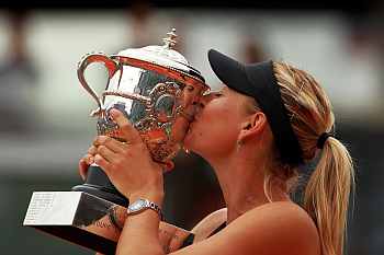 Maria Sharapova kisses the French Open trophy