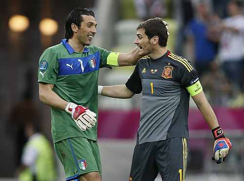 Italy's goalkeeper Gianluigi Buffon (L) and Spain's goalkeeper Iker Casillas talk after their Group C Euro 2012 soccer match at the PGE Arena