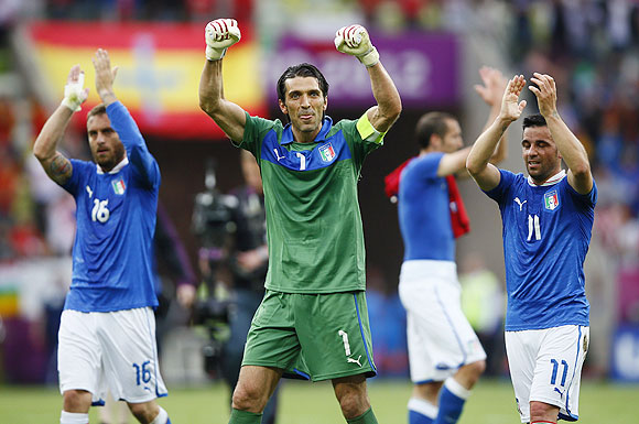 Italy's Gianluigi Buffon, Daniele De Rossi (left) and Antonio Di Natale (right) acknowledge supporters after the match against Spain