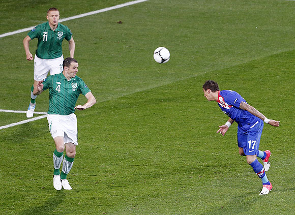 Croatia's Mario Mandzukic heads to score past Ireland's John O'Shea (2nd from left) and Damien Duff