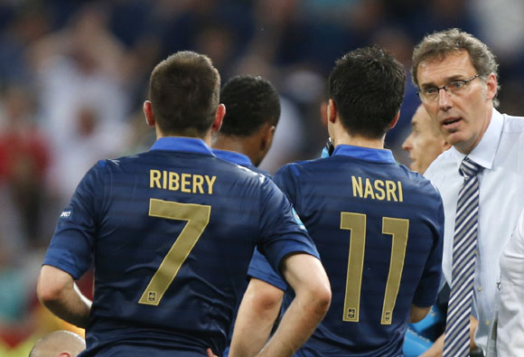France's coach Laurent Blanc (R) talk to Franck Ribery (L) and Samir Nasri during their Group D Euro 2012 soccer match against England at the Donbass Arena in Donetsk