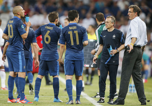 France's coach Laurent Blanc (R) talk to his team players Karim Benzema (L), Yohan Cabaye and Samir Nasri (C) during their Group D Euro 2012 soccer match against England at the Donbass Arena