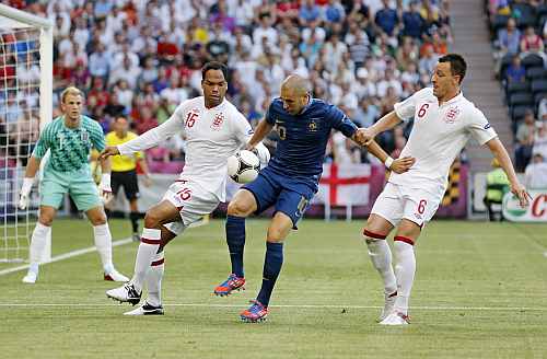 France's Karim Benzema (C) controls the ball next to England's Joleon Lescott (L) and John Terry during the Group D Euro 2012 soccer match against France