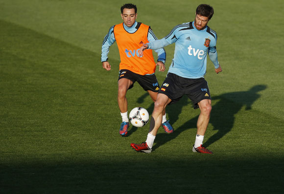 Spain's Xavi Hernandez (L) and Xabi Alonso attend a training session at Gniewino