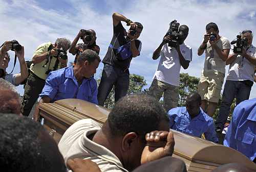 People carry the coffin of Cuban boxing great Teofilo Stevenson, during his funeral at Colon cemetery in Havana