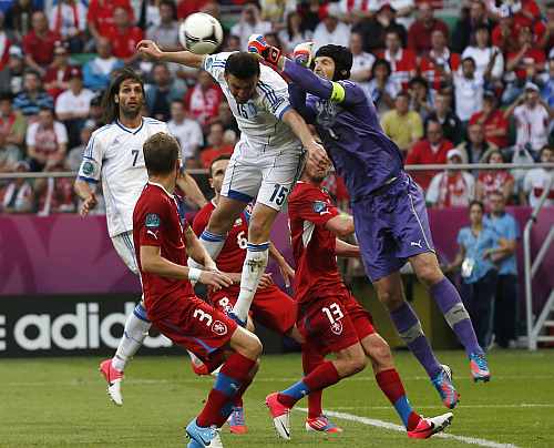 Greece's Giorgos Samaras (L) and Czech Republic's Michal Kadlec look on as Czech Republic's goalkeeper Petr Cech (R) fights for ball with Greece's Vassilis Torossidis (C) during their Group A Euro 2012 soccer match