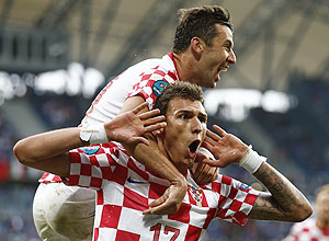 Croatia's Mario Mandzukic (bottom) celebrates with Darijo Srna after scoring against Italy