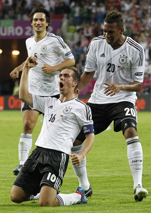 Philipp Lahm (C) celebrates with team mates Mats Hummels (L) and Jerome Boateng 