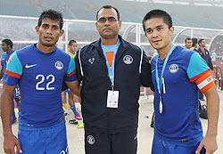 Coach Savio Medeira flanked by Sunil Chhetri (right) and Syed Rahim Nabi