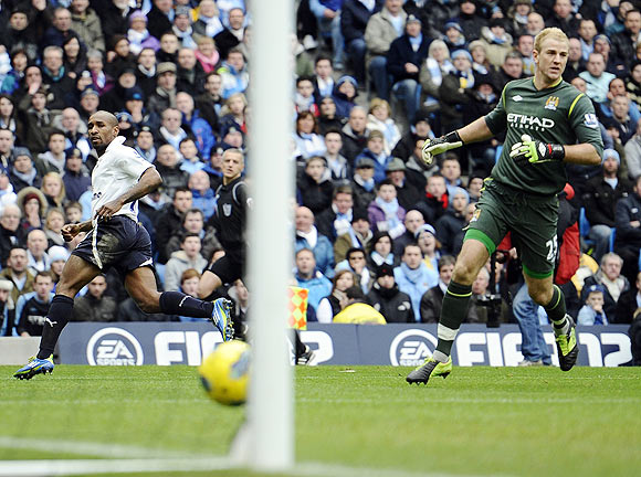 Tottenham Hotspur's Jermaine Defoe (left) shoots past Manchester City's Joe Hart to score