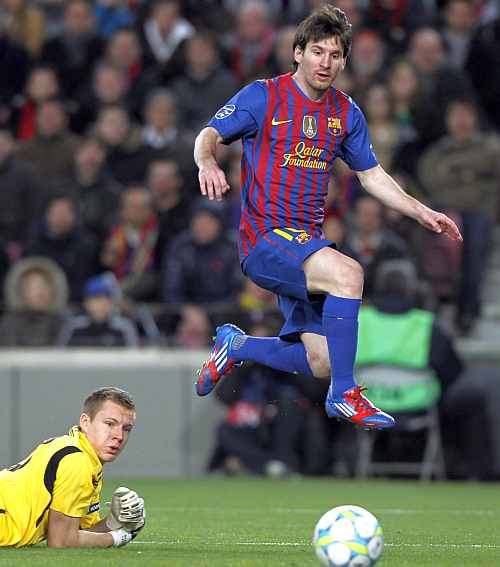 Lionel Messi scores during his match against Bayer Leverkusen
