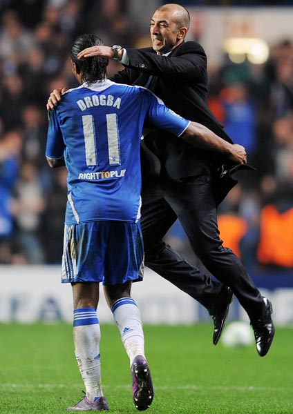 Chelsea's caretaker manager Roberto Di Matteo celebrates victory with Didier Drogba