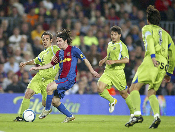 Lionel Messi cuts past Getafe players to score during their King's Cup match on April 18, 2007