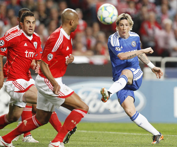 Chelsea's Fernando Torres (R) kicks over Benfica's Luisao