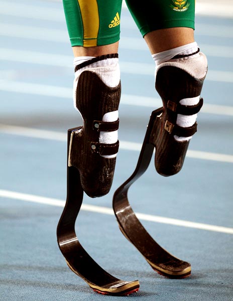 Pistorius uses carbon fibre prosthetic running blades