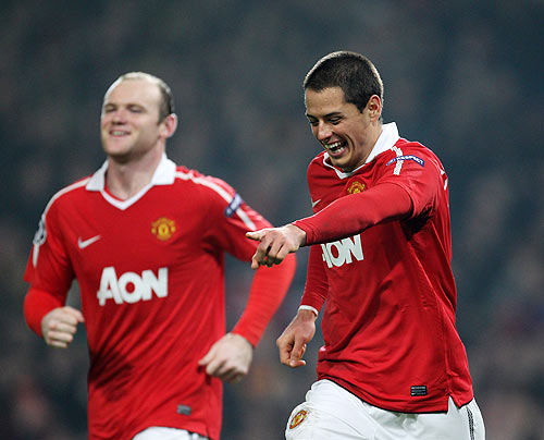 Javier Hernandez (right) of Manchester United celebrates with teammate Wayne Rooney