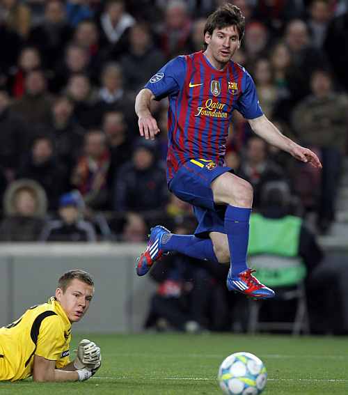 Lionel Messi scores for Barcelona against Bayer Leverkusen