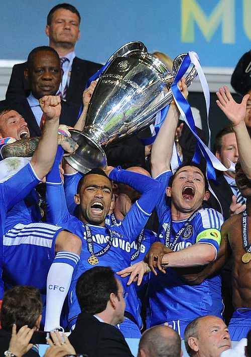 Chelsea's Frank Lampard (R) and Jose Bosingwa (C) lift the trophy after their victory in the UEFA Champions League Final against FC Bayern Muenchen