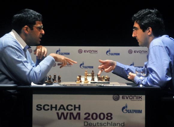 Viswanathan Anand (left) speaks to his challenger Vladimir Kramnik of Russia during the seventh game of the World chess championships in Bonn, on October 23, 2008
