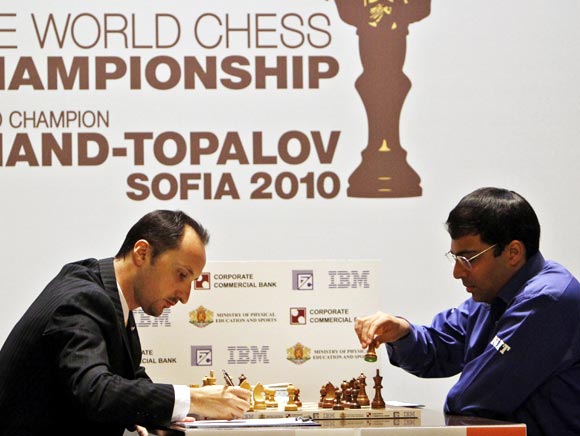 Viswanathan Anand (right) faces his opponent Veselin Topalov at the FIDE World Chess Championship in Sofia, on May 11, 2010