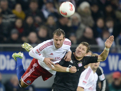 Hamburger SV's Rafael van der Vaart (left) and Bayern Munich's Bastian Schweinsteiger (right) challenge for the ball