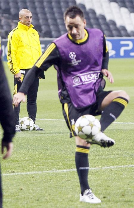 Chelsea manager Di Matteo watches the players