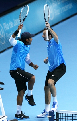 Paes and Stepanek celebrate a point