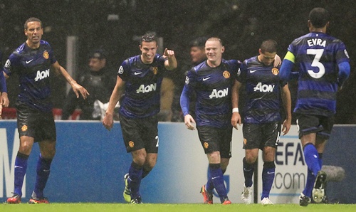 Manchester United's Robin van Persie celebrates with team mates