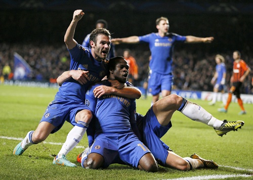 Chelsea's Victor Moses (centre) celebrates with teammates