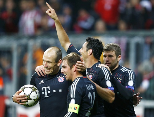 Bayern Munich's Claudio Pizarro (second right) celebrates