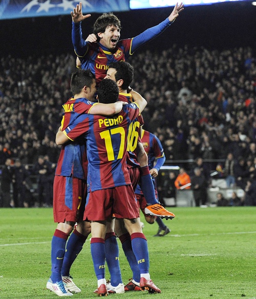 Lionel Messi of FC Barcelona (centre) celebrates with his teammates