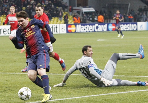 Spartak Moscow's goalkeeper Andriy Dykan (right) fights for the ball with Barcelona's Lionel Messi
