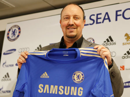 New Chelsea manager Rafael Benitez poses with a jersey during a press conference at Stamford Bridge on Thursday