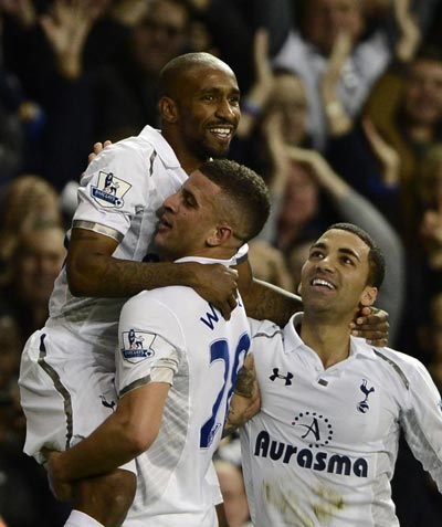 Tottenham Hotspur's Jermain Defoe (L) celebrates with team mates Kyle Walker (C) and Aaron Lennon after scoring a goal