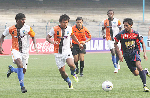 Mumbai FC's James Singh (centre) with Pailan Arrow's Allwyn George (right)