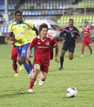 Pune FC midfielder Daisuke Nishiguchi (No. 7) runs clear of Evaws Quao (No. 24)
