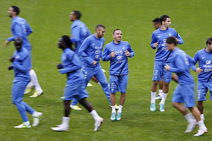 France's Franck Ribery (centre) and Karim Benzema (left) attend a training session with teammates