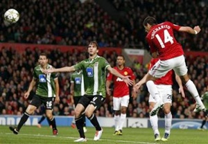 Javier Hernandes scores for Manchester United