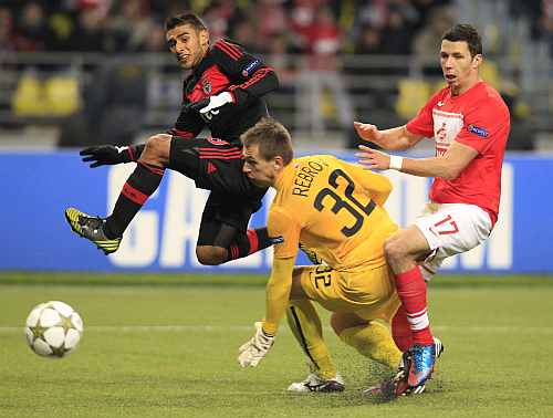 Spartak Moscow's Suchy and goalkeeper Rebrov fight for the ball with Benfica's Salvio during their Champions League Group G soccer match at Luzhniki stadium in Moscow
