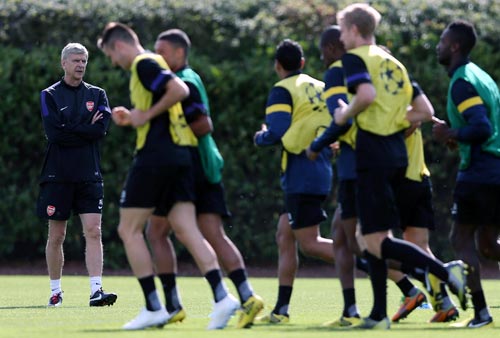 Arsenal manager Arsene Wenger watches his players during a training session