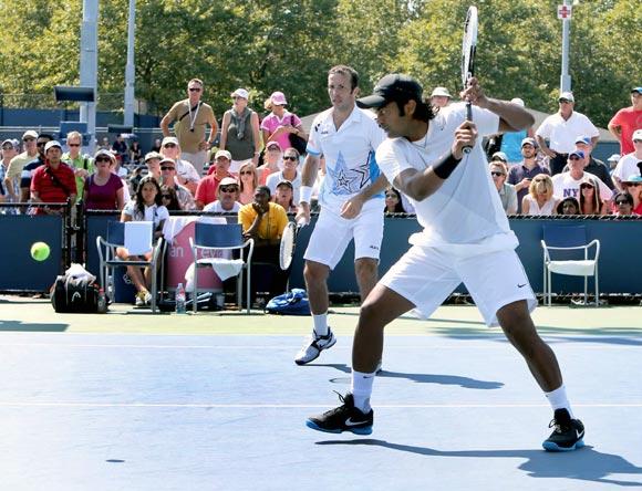 Paes-Stepanek enter third round