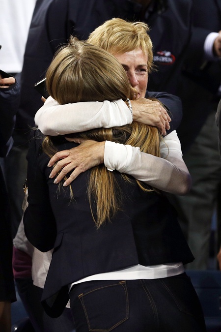Judy Murray hugs Kim Sears after Andy Murray of Great Britain's victory